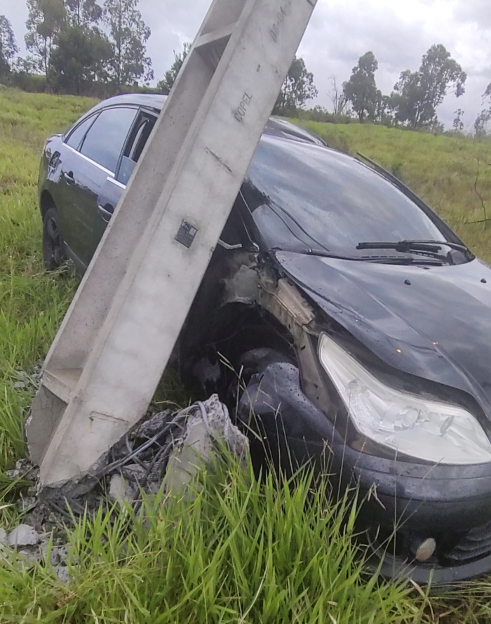 CARRO DESLIZA NA CHUVA E BATE EM POSTE NA RUA RIO CAVERNOSO