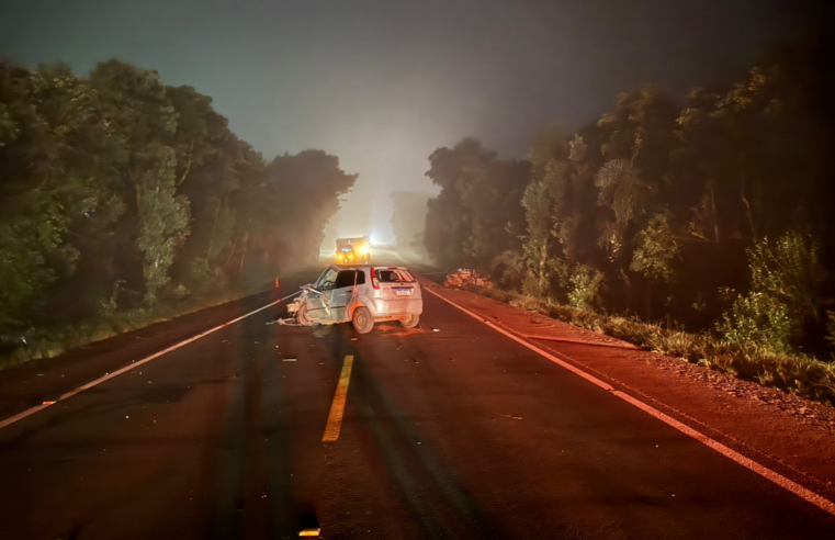 TRÊS VEÍCULOS SE CHOCAM EM TRAGÉDIA NA PR-466, DEIXANDO DUAS PESSOAS MORTAS