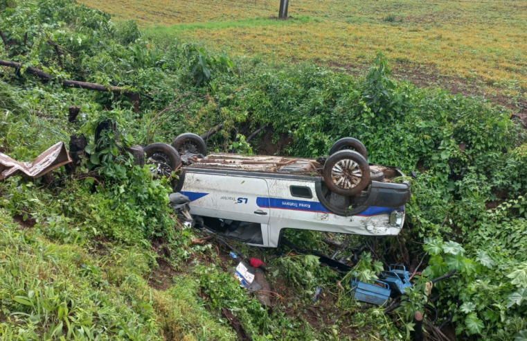 CARRO CAPOTA APÓS AQUAPLANAR EM RODOVIA