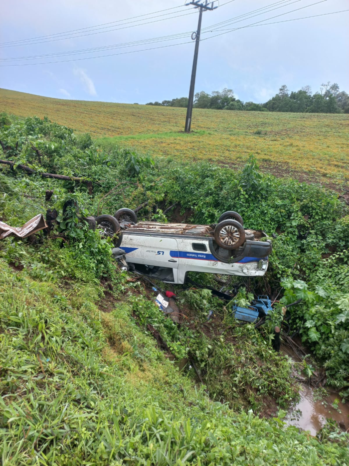 CARRO CAPOTA APÓS AQUAPLANAR EM RODOVIA