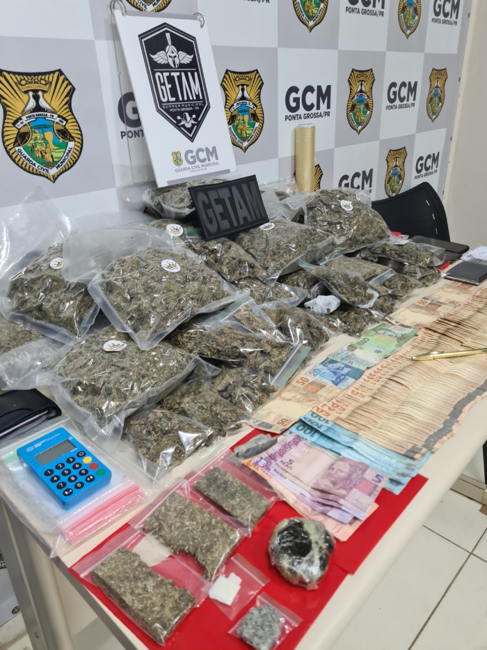 GCM PRENDE DOIS HOMENS COM CINCO QUILOS DE DROGAS APÓS PERSEGUIÇÃO