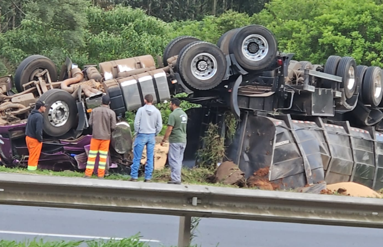 CAMINHÃO TOMBA NA PR-151 E DEIXA MOTORISTA FERIDO