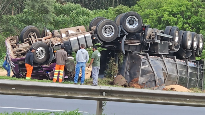 CAMINHÃO TOMBA NA PR-151 E DEIXA MOTORISTA FERIDO