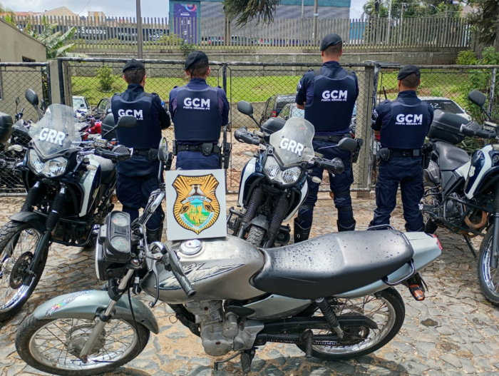 MOTOCICLETA ROUBADA É ENCONTRADA E SUSPEITO É PRESO