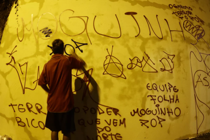 TRÊS PESSOAS SÃO FLAGRADAS PICHANDO PISTA DE SKATE