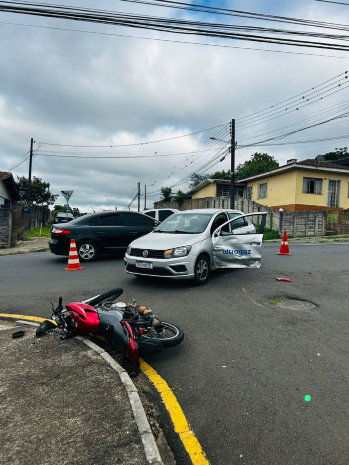 ACIDENTE ENTRE CARRO E MOTO DEIXA MOTOCICLISTA FERIDO EM PONTA GROSSA