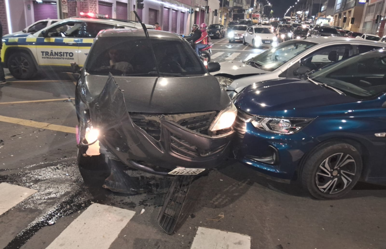 SINAL VERMELHO CAUSA COLISÃO MÚLTIPLA NO CENTRO DE PONTA GROSSA; UM FERIDO