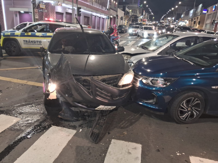 SINAL VERMELHO CAUSA COLISÃO MÚLTIPLA NO CENTRO DE PONTA GROSSA; UM FERIDO