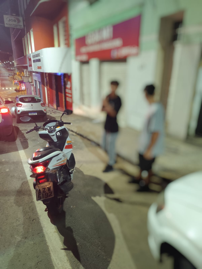 MENORES ABORDADOS POR POLICIAIS APÓS SEREM FLAGRADOS PILOTANDO MOTO SEM CAPACETE NO CENTRO DE PONTA GROSSA