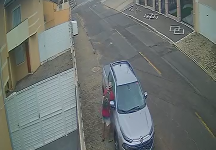 FURTO NO BAIRRO ÓRFÃS: SUSPEITO QUEBRA VIDRO DE CARRO E LEVA BOLSA COM DOCUMENTOS E DINHEIRO