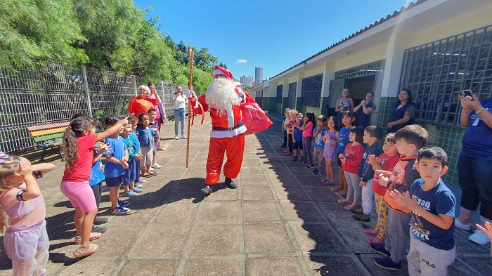 PAPAI NOEL DOS CORREIOS ENTREGA PRESENTES AOS ALUNOS DAS ESCOLAS MUNICIPAIS