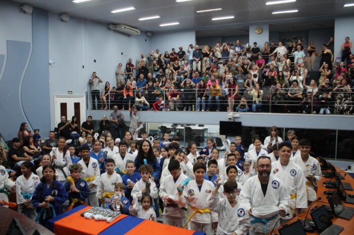 CERIMÔNIA DE TROCA DE FAIXAS REÚNE 250 PESSOAS E CELEBRA A DEDICAÇÃO AO JUDÔ EM PONTA GROSSA