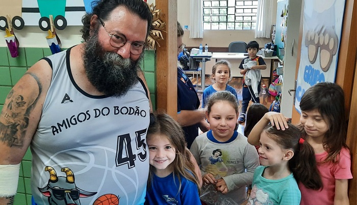 ALUNOS DA ESCOLA BRAULINA DE QUADROS RECEBERAM PRESENTES DO PROFESSOR BODÃO
