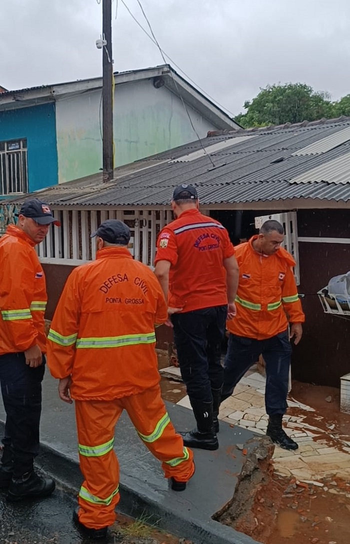 FORTES CHUVAS CAUSAM TRANSTORNOS EM PONTA GROSSA