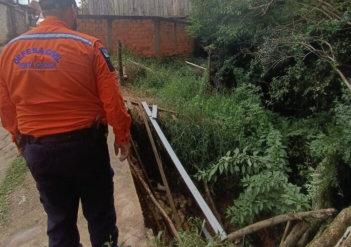 QUATRO CASAS FORAM INTERDITADAS PELA DEFESA CIVIL EM PONTA GROSSA