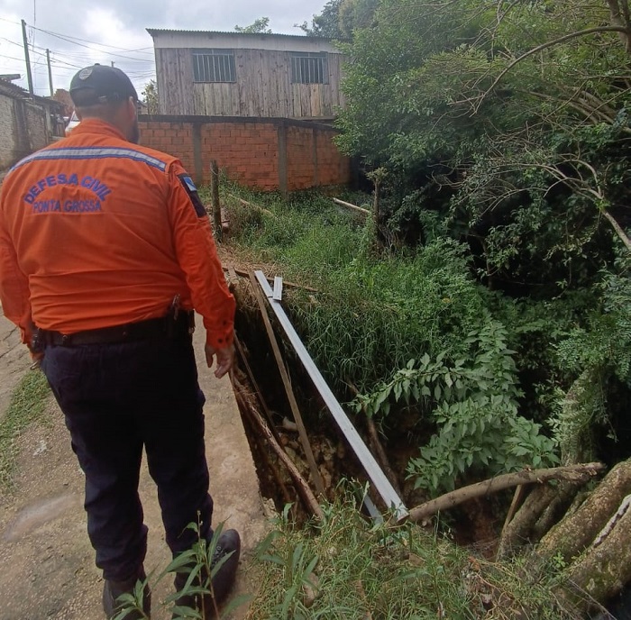 QUATRO CASAS FORAM INTERDITADAS PELA DEFESA CIVIL EM PONTA GROSSA