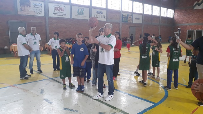 ‘BOLA NA MÃO, BOLA NA CESTA’ TEM A PARCERIA DO MEMORIAL DO BASQUETE
