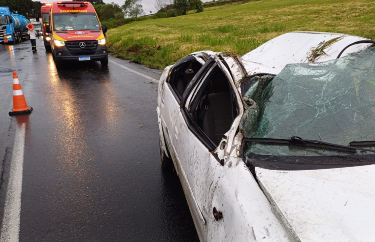 CARRO SAI DA PISTA E CAPOTA NA BR-376, DEIXANDO UMA FERIDA