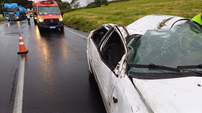 CARRO SAI DA PISTA E CAPOTA NA BR-376, DEIXANDO UMA FERIDA