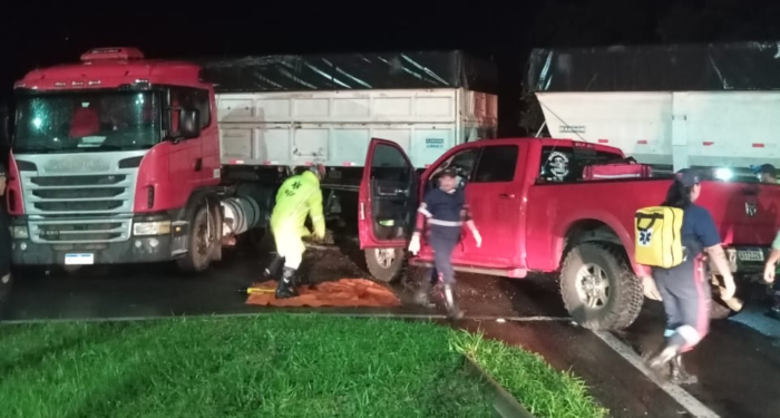 COLISÃO EM CASTRO: CAMINHÃO E CARRO SE ENVOLVEM EM ACIDENTE NA PR-151
