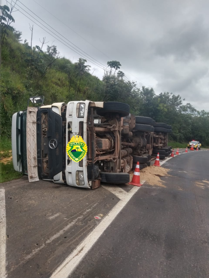 CAMINHÃO TOMBA NA PR-239 E MOTORISTA FICA GRAVEMENTE FERIDO