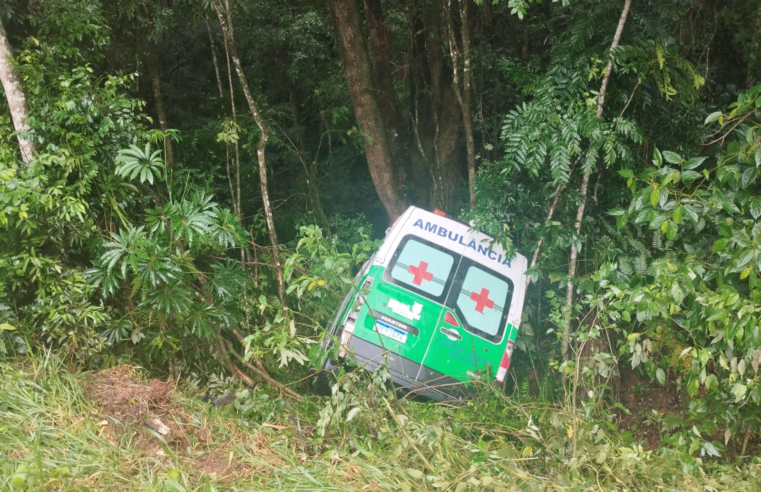 AMBULÂNCIA SAI DA PISTA NA PR-340, MAS CONDUTORA NÃO SE FERIU