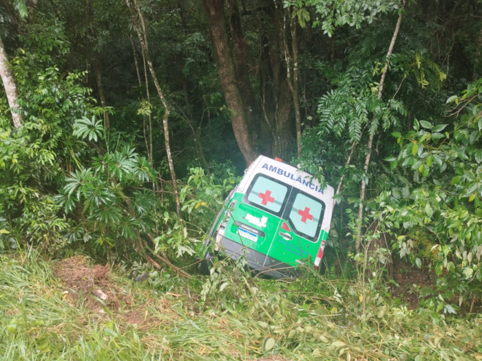 AMBULÂNCIA SAI DA PISTA NA PR-340, MAS CONDUTORA NÃO SE FERIU
