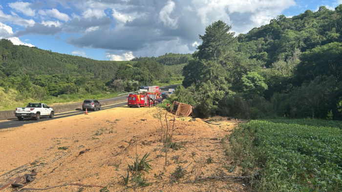 ACIDENTE FATAL NA BR-376: CAMINHÃO TOMBA E MOTORISTA NÃO RESISTE AOS FERIMENTOS