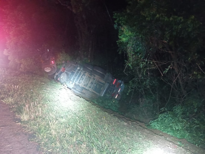 CAMINHÃO COM COMBUSTÍVEL TOMBA NA BR-373, MAS MOTORISTA SOBREVIVE
