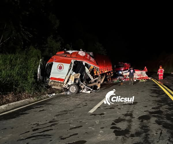 MÉDICO, ENFERMEIRA, MOTORISTA E PACIENTE MORREM EM TRÁGICO ACIDENTE NA RODOVIA DO XISTO NA NOITE DE NATAL