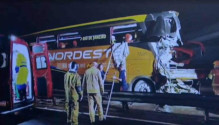 GRAVE ACIDENTE NA BR-277: ÔNIBUS COLIDE COM CAMINHÃO E DEIXA SETE FERIDOS