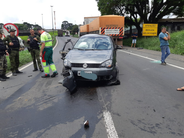 CARRO INVADE ACESSO DA PR-151 E CAUSA ACIDENTE COM DOIS CAMINHÕES EM PONTA GROSSA