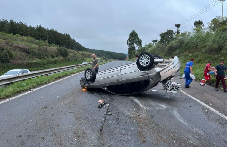 FAMÍLIA SOFRE GRAVE ACIDENTE NA BR-376: CARRO CAPOTA APÓS SER FECHADO E CRIANÇA É EJETADA