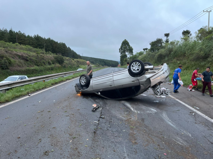 FAMÍLIA SOFRE GRAVE ACIDENTE NA BR-376: CARRO CAPOTA APÓS SER FECHADO E CRIANÇA É EJETADA