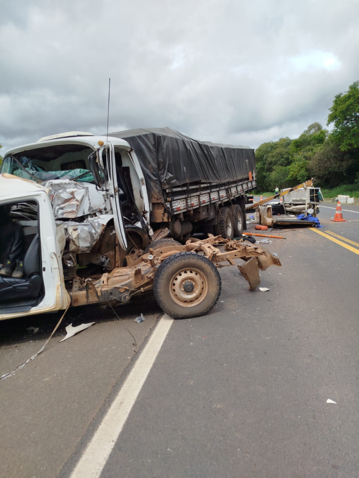 VEÍCULOS COLIDEM FRONTALMENTE EM TRECHO DA PR-151 ENTRE SENGÉS E JAGUARIAÍVA