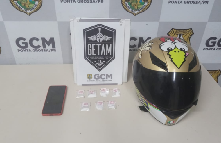 MOTOCICLISTA É PRESO COM COCAÍNA E CONFESSA TER COMPRADO A DROGA PARA CONSUMO PRÓPRIO E DA FAMÍLIA