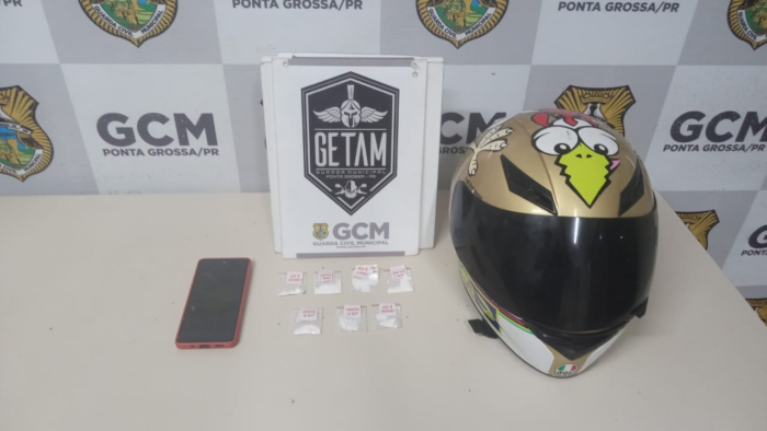 MOTOCICLISTA É PRESO COM COCAÍNA E CONFESSA TER COMPRADO A DROGA PARA CONSUMO PRÓPRIO E DA FAMÍLIA
