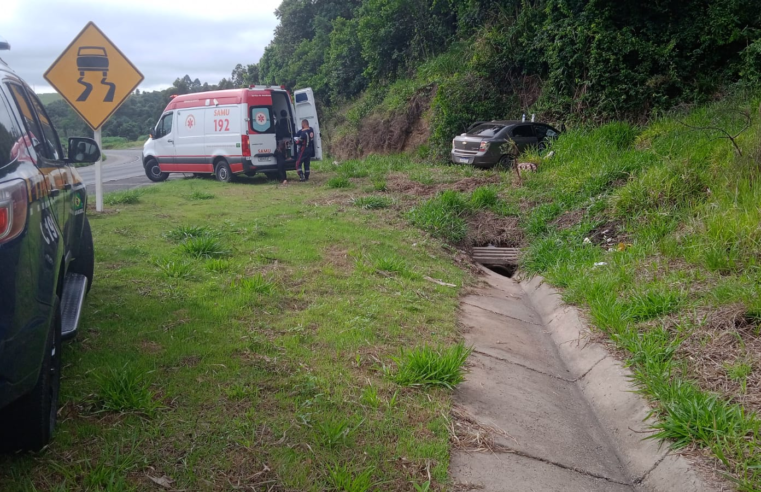 ACIDENTE NA BR-376: FAMÍLIA COM CRIANÇAS INDO PARA A PRAIA SOFRE SAÍDA DE PISTA E CAPOTAMENTO EM TIBAGI