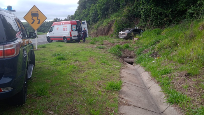 ACIDENTE NA BR-376: FAMÍLIA COM CRIANÇAS INDO PARA A PRAIA SOFRE SAÍDA DE PISTA E CAPOTAMENTO EM TIBAGI