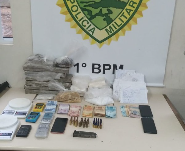 POLÍCIA MILITAR APREENDE GRANDE QUANTIDADE DE DROGAS E PRENDE DOIS HOMENS EM PONTA GROSSA