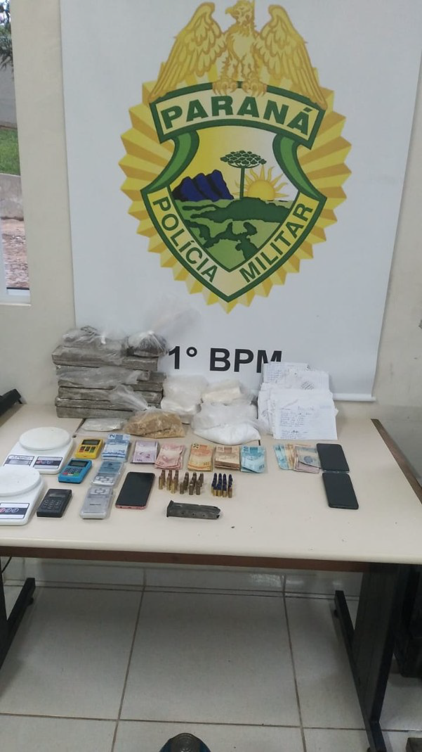 POLÍCIA MILITAR APREENDE GRANDE QUANTIDADE DE DROGAS E PRENDE DOIS HOMENS EM PONTA GROSSA