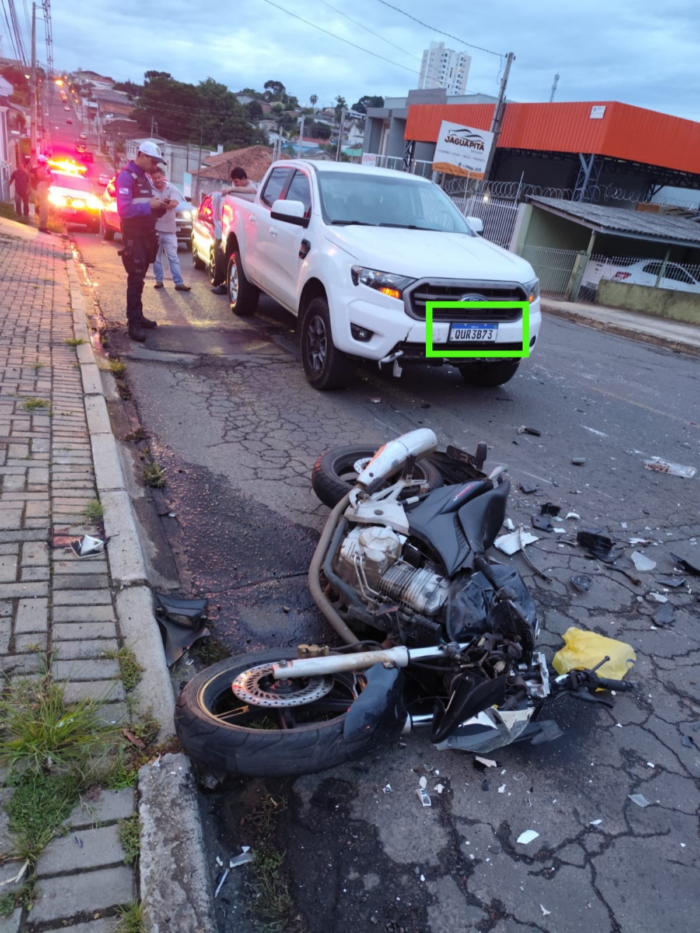 ACIDENTE COM MÚLTIPLOS VEÍCULOS DEIXA MOTOCICLISTA FERIDO