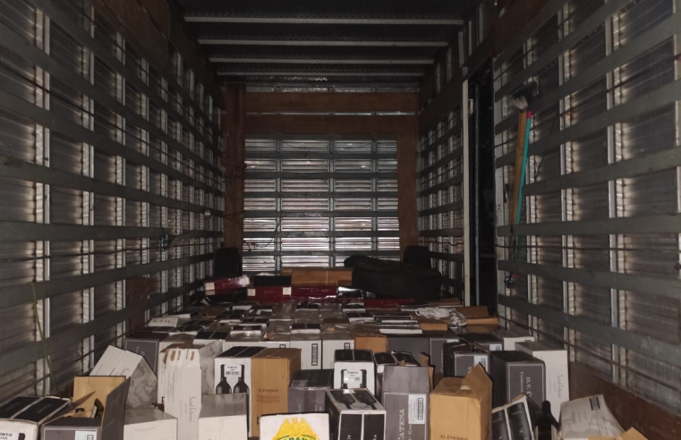 CAMINHÃO COM 200 CAIXAS DE VINHO CONTRABANDEADO É APREENDIDO NA PR-364