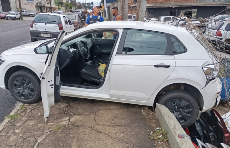 CARRO DESGOVERNADO INVADE FERRO-VELHO