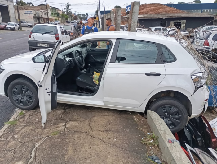 CARRO DESGOVERNADO INVADE FERRO-VELHO