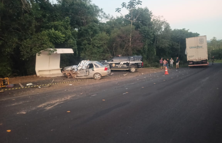 COLISÃO FRONTAL ENTRE CARRO E CAMINHÃO DEIXA UMA PESSOA MORTA