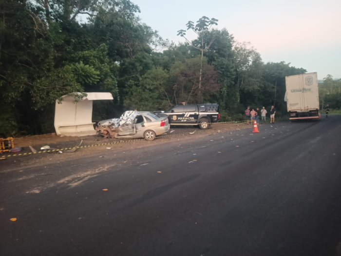 COLISÃO FRONTAL ENTRE CARRO E CAMINHÃO DEIXA UMA PESSOA MORTA