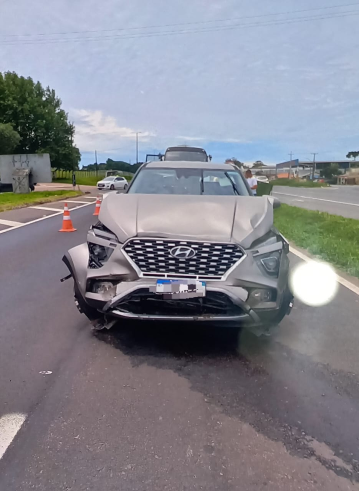 COLISÃO ENTRE TRÊS VEÍCULOS DEIXA FERIDOS NA PR-151 EM CARAMBEÍ