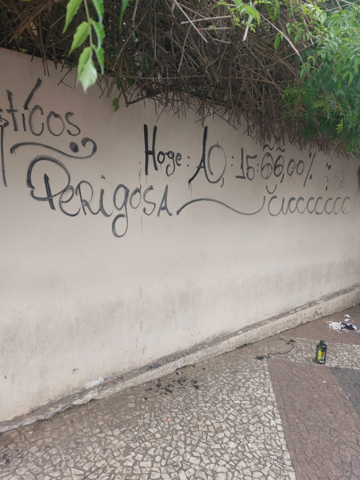 HOMEM É PRESO EM FLAGRANTE POR PICHAÇÃO EM MURO DE RESIDÊNCIA