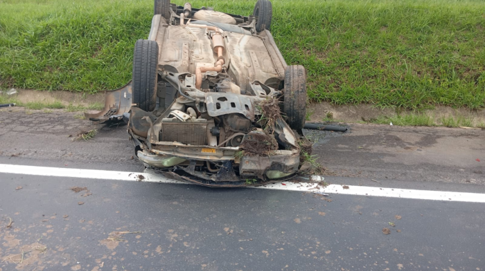 MOTORISTA SOFRE FERIMENTOS EM CAPOTAMENTO NA PR-151